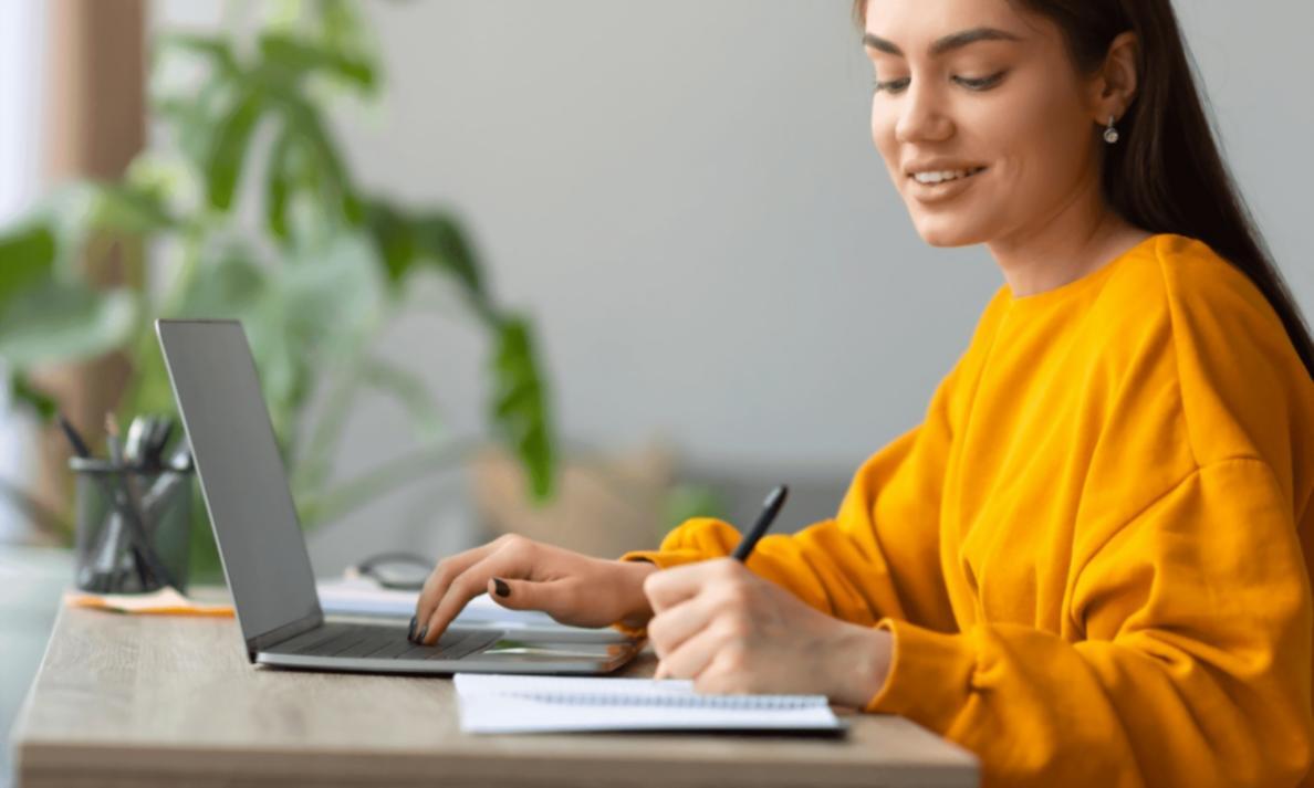 Рабочее пространство с организованной документацией и финансовыми отчётами